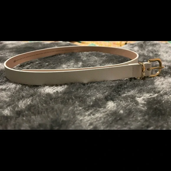NWOT 5 hole white textured belt ✨ - Picture 2 of 7